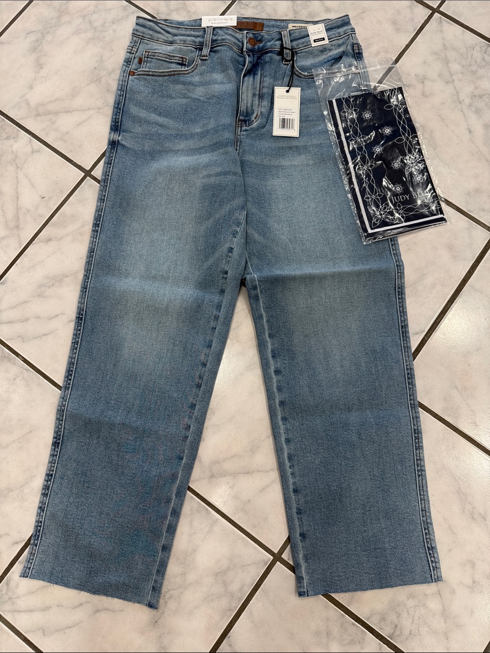 JUDY BLUE MID RISE LIGHT WASH ANKLE STRAIGHT WITH BANDANA, INSEAM 28"